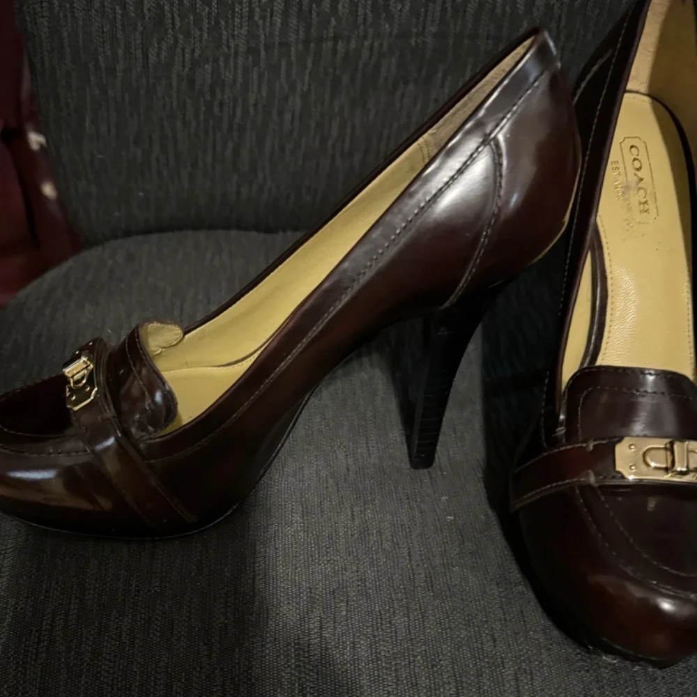 Vintage Coach Shoes in beautiful condition.. Maroon leather with black heels. - Picture 4 of 6